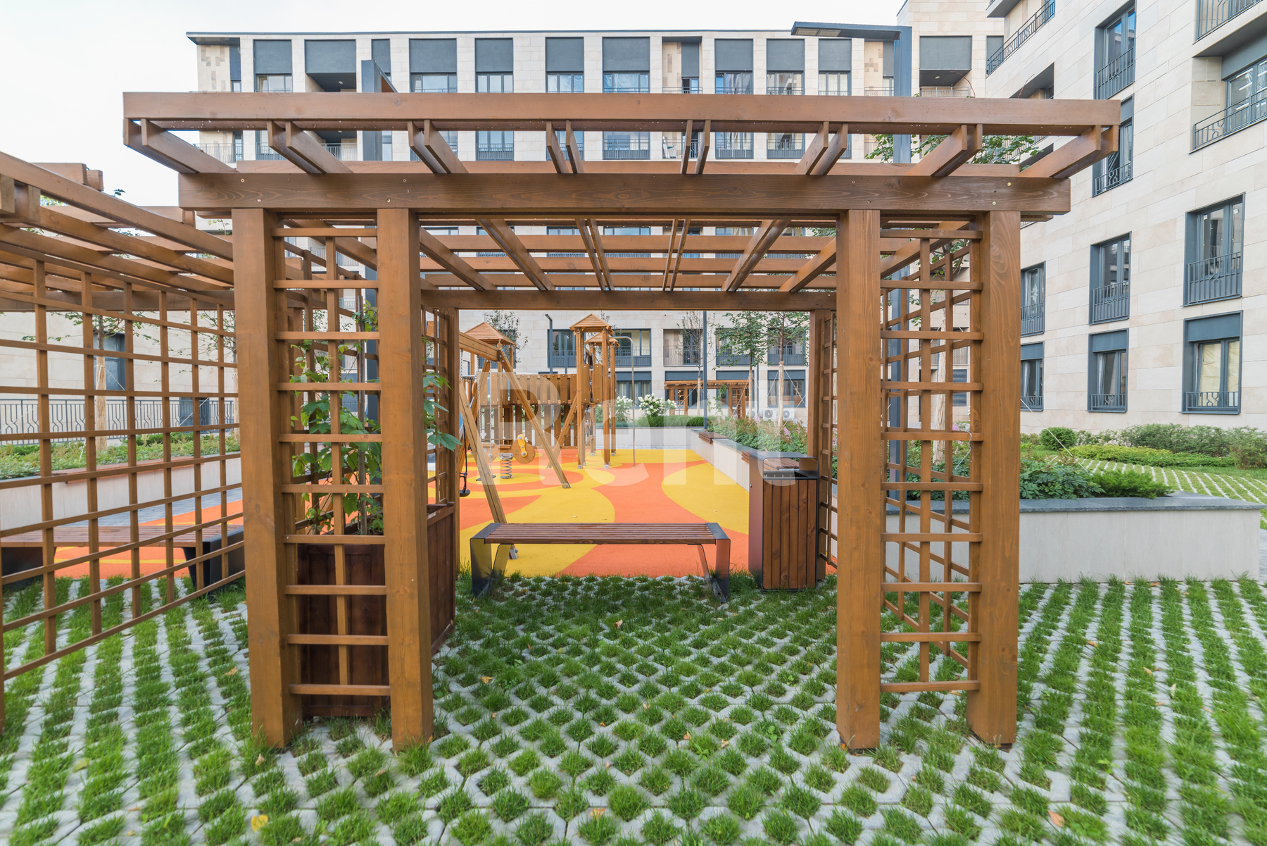 Двор в квартире на ул Гришина, д 16 к б