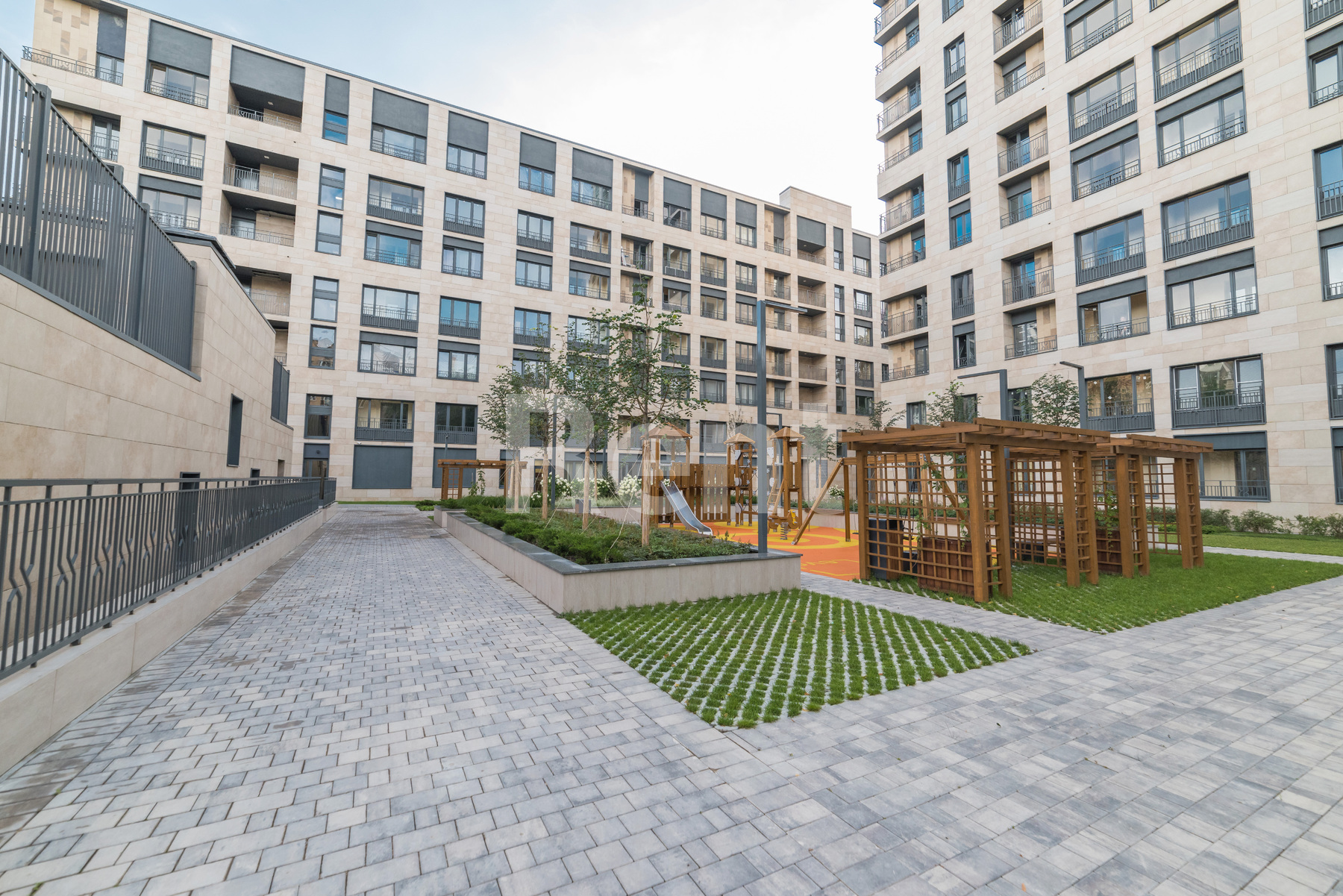 Двор в квартире на ул Гришина, д 16 к б