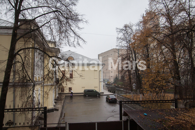 Вид из окна в квартире на пер Большой Знаменский, д 8/12 стр 3