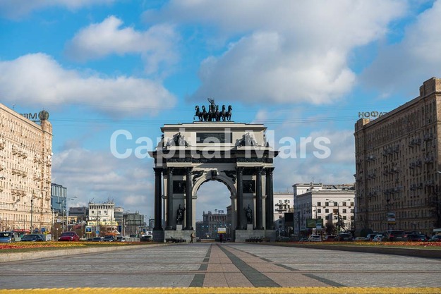Возле дома в квартире на пл Победы, д 2 к 2