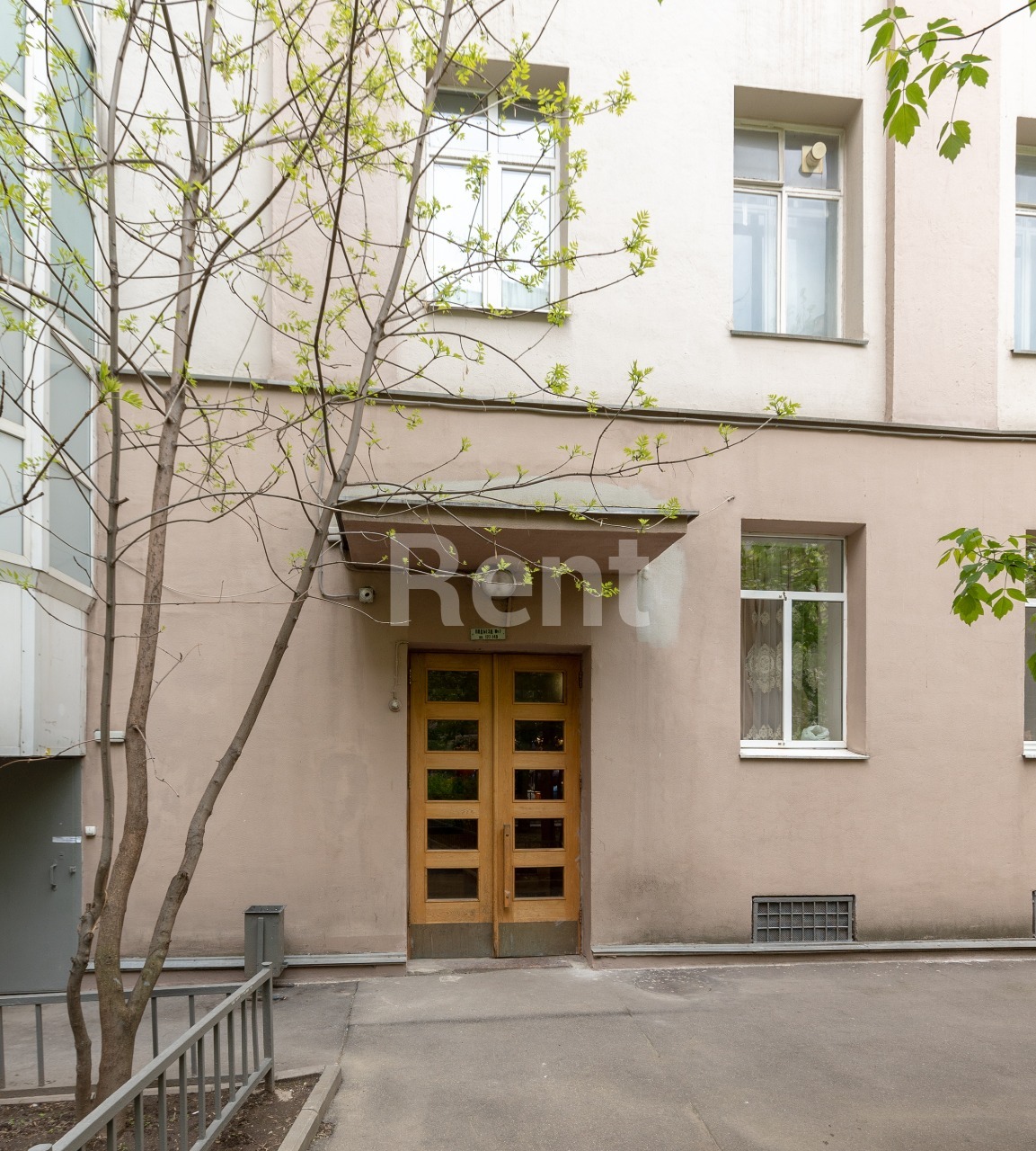 Подъезд в квартире на ул Серафимовича, д 2