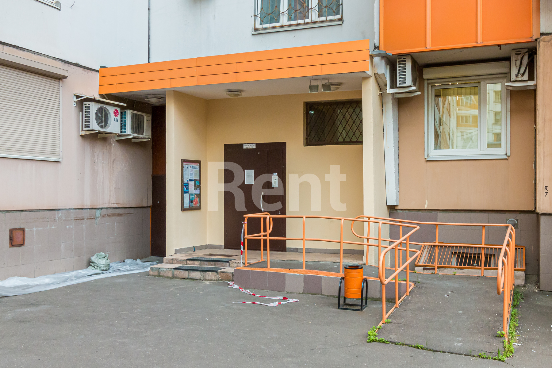 Подъезд в квартире на ул Усиевича, д 29 к 1