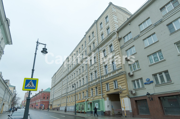Возле дома в квартире на ул Петровка, д 26 стр 3