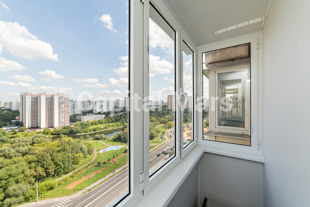 Балкон в квартире на ул. Никулинская, д. 27, к. 1