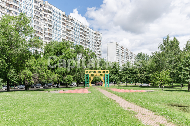 Возле дома в квартире на ул Хачатуряна, д 12 к 1
