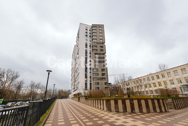 Возле дома в квартире на наб Карамышевская, д 36