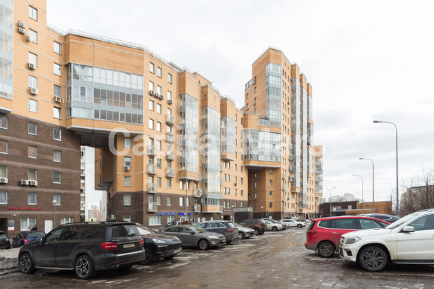 Возле дома в квартире на ул Братиславская, д 6